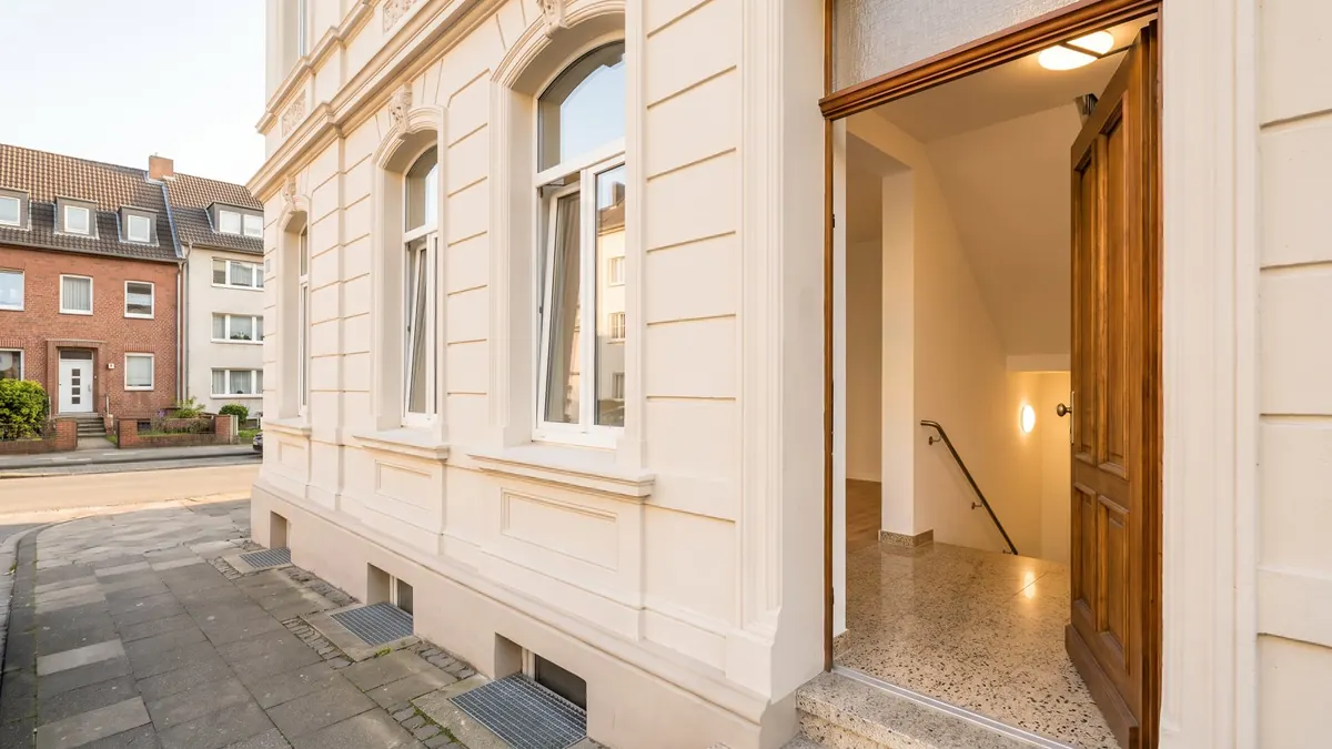 Altbau mit Stuckfassade und offenem Hauseingang – Symbolbild zu Häusern und Leitungen in Dorsten