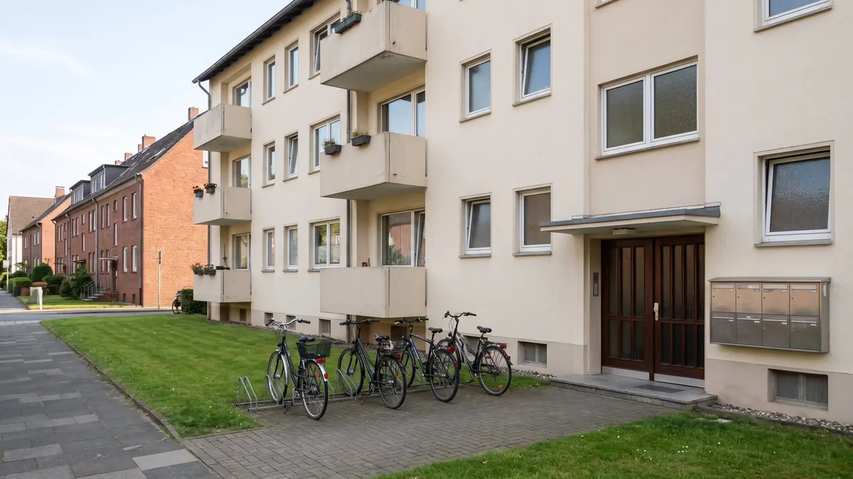 Mehrfamilienhaus mit Balkonen in einer Wohnstraße – Symbolbild zu Häusern und Leitungen in Dortmund